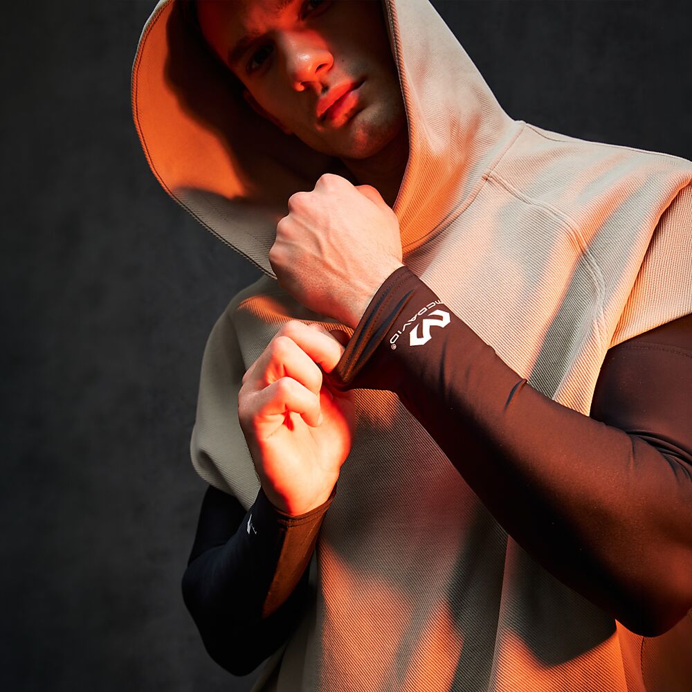 6566R-BK_Compression Arm Sleeve Black_Lifestyle7.png