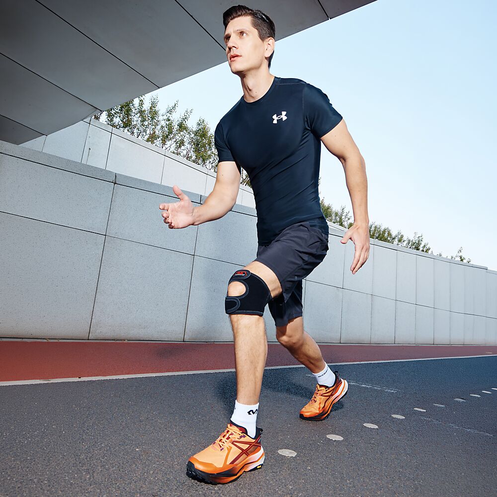 419R-BK_Knee Support Adjustable Black_Lifestyle1.png