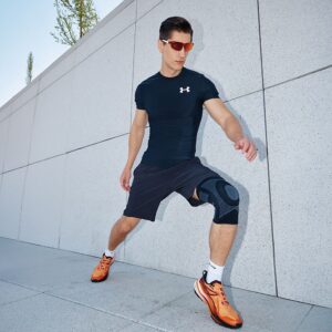 5116R-BK_Knee Sleeve 4-Way Elastic With Gel Buttress And Stays Black_Lifestyle6.png