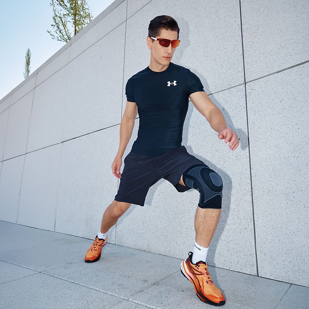 5116R-BK_Knee Sleeve 4-Way Elastic With Gel Buttress And Stays Black_Lifestyle6.png