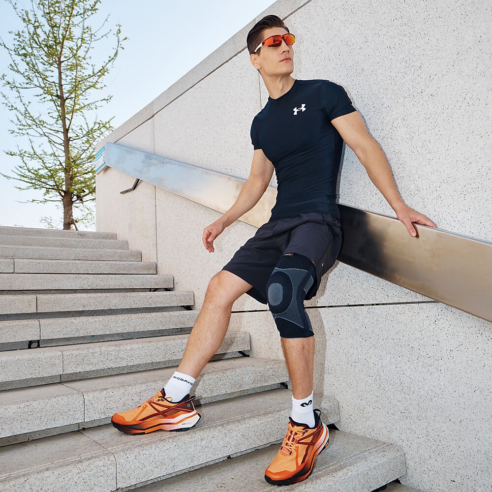 5116R-BK_Knee Sleeve 4-Way Elastic With Gel Buttress And Stays Black_Lifestyle5.png