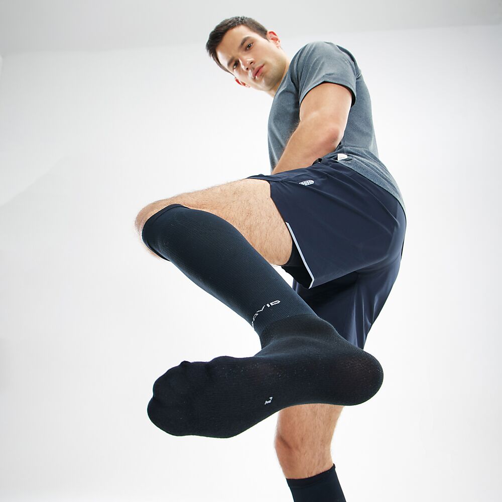 8831R-BK_Elite Recovery Compression Socks Black_Lifestyle6.png