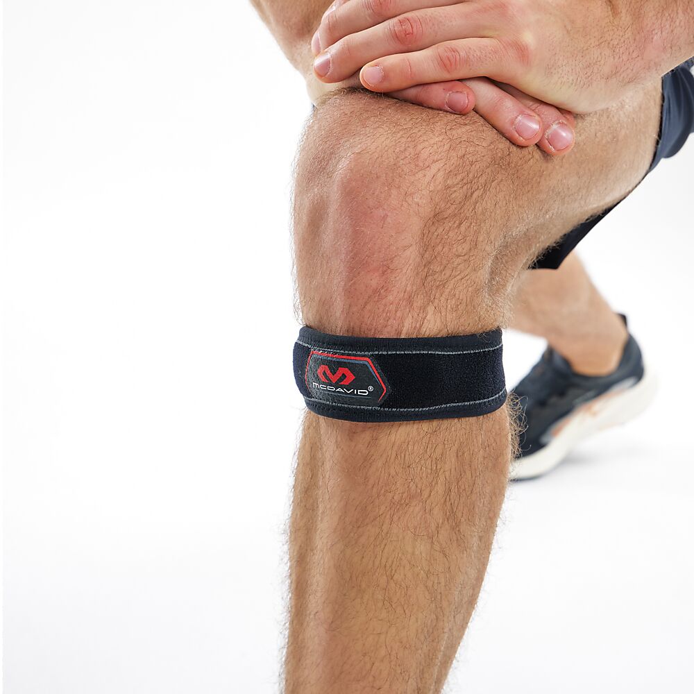 414R_Knee Strap Patella Black Regular_Lifestyle5.png