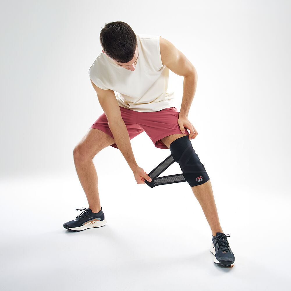 10620R-BK_Cross Compression Knee Sleeve Black_Lifestyle1.png