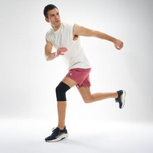510R-BK_Knee Sleeve Elastic Black_Lifestyle3.png