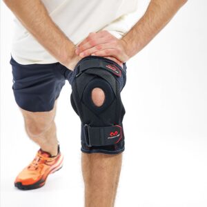425R-BK_Knee Support With Stays And Cross Straps Black_Lifestyle5.png