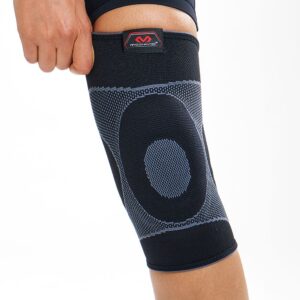 5125R-BK_Knee Sleeve 4-Way Elastic With Gel Buttress Black_Lifestyle7.png
