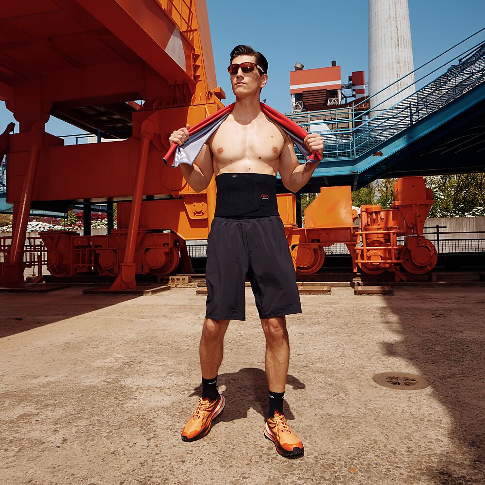 491R_Waist Trimmer Black_Lifestyle1.png