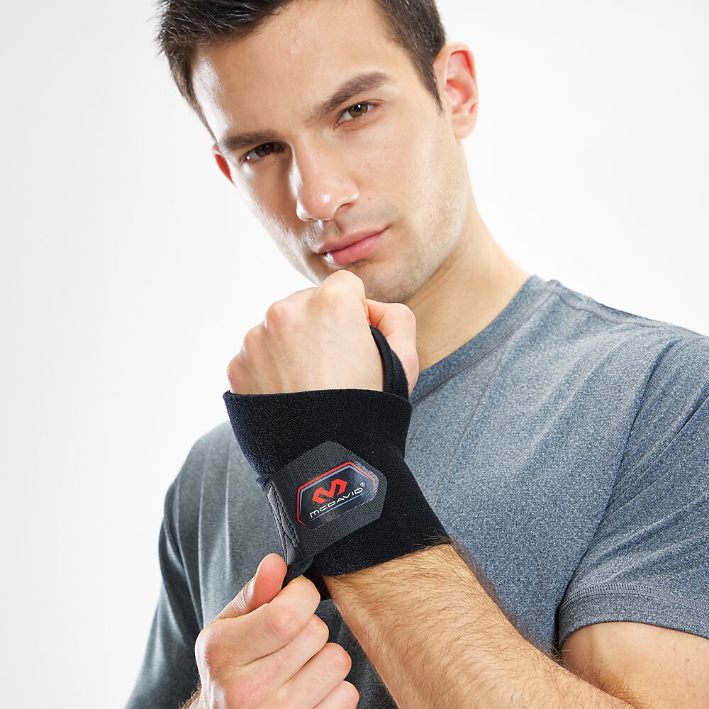 451R_Wrist Wrap Adjustable Black_Lifestyle4.png