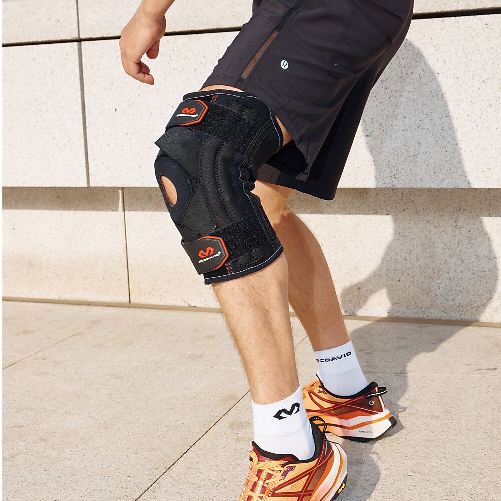 425R-BK_Knee Support With Stays And Cross Straps Black_Lifestyle2.png