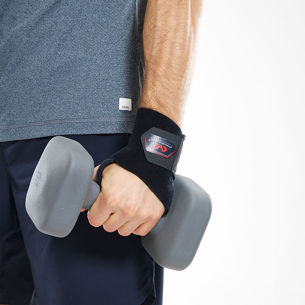 451R_Wrist Wrap Adjustable Black_Lifestyle5.png