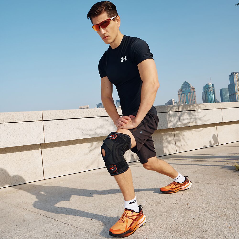 425R-BK_Knee Support With Stays And Cross Straps Black_Lifestyle1.png