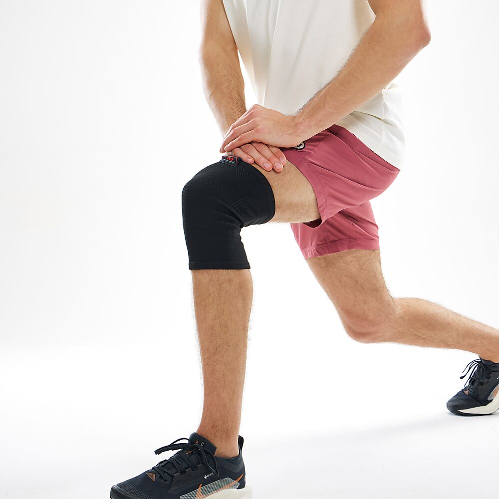 510R-BK_Knee Sleeve Elastic Black_Lifestyle2.png