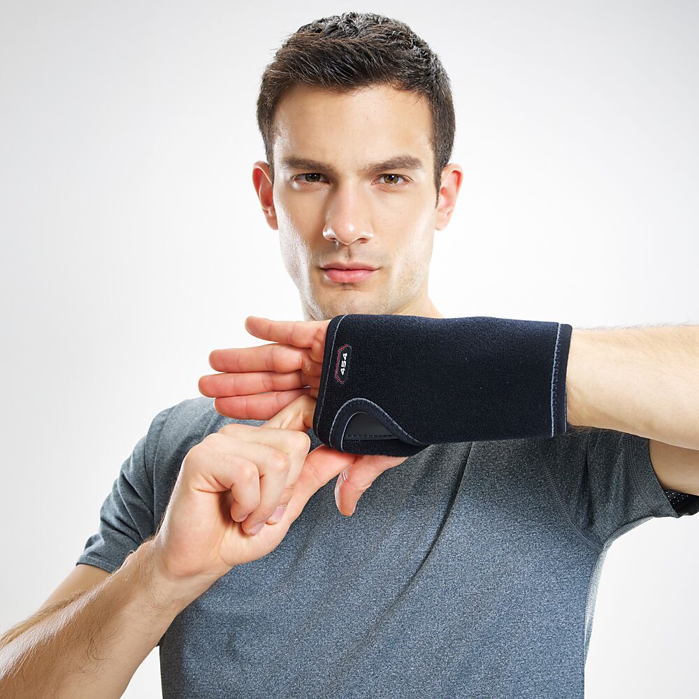 454R-BK_Wrist Brace Adjustable Black_Lifestyle6.png