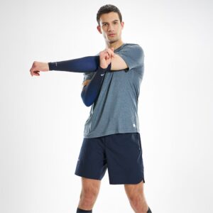 8837R-BKAB_Elite Compression Arm Sleeves Black Alt Blue_Lifestyle2.png