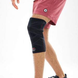 10620R-BK_Cross Compression Knee Sleeve Black_Lifestyle3.png