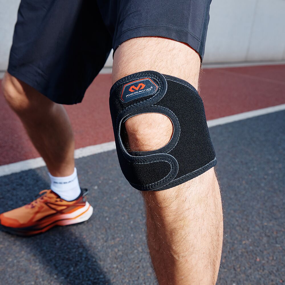 419R-BK_Knee Support Adjustable Black_Lifestyle3.png
