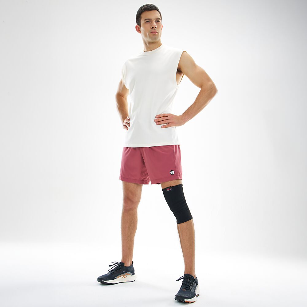 510R-BK_Knee Sleeve Elastic Black_Lifestyle1.png