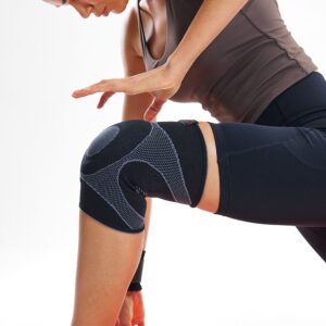 5125R-BK_Knee Sleeve 4-Way Elastic With Gel Buttress Black_Lifestyle5.png