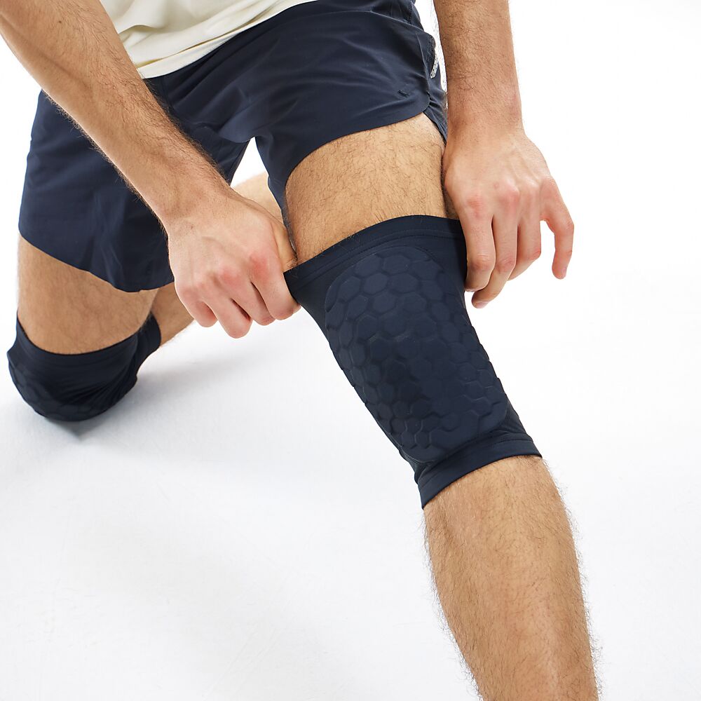 6440R-BK_Hex Knee Elbow Shin Sleeves Black_Lifestyle5.png