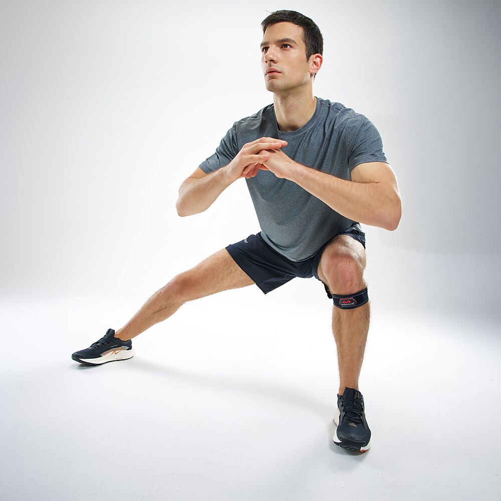 414R_Knee Strap Patella Black Regular_Lifestyle6.png