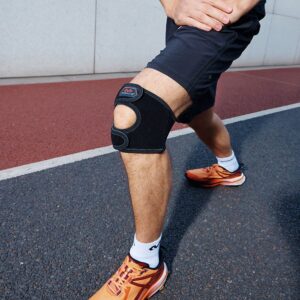 419R-BK_Knee Support Adjustable Black_Lifestyle2.png