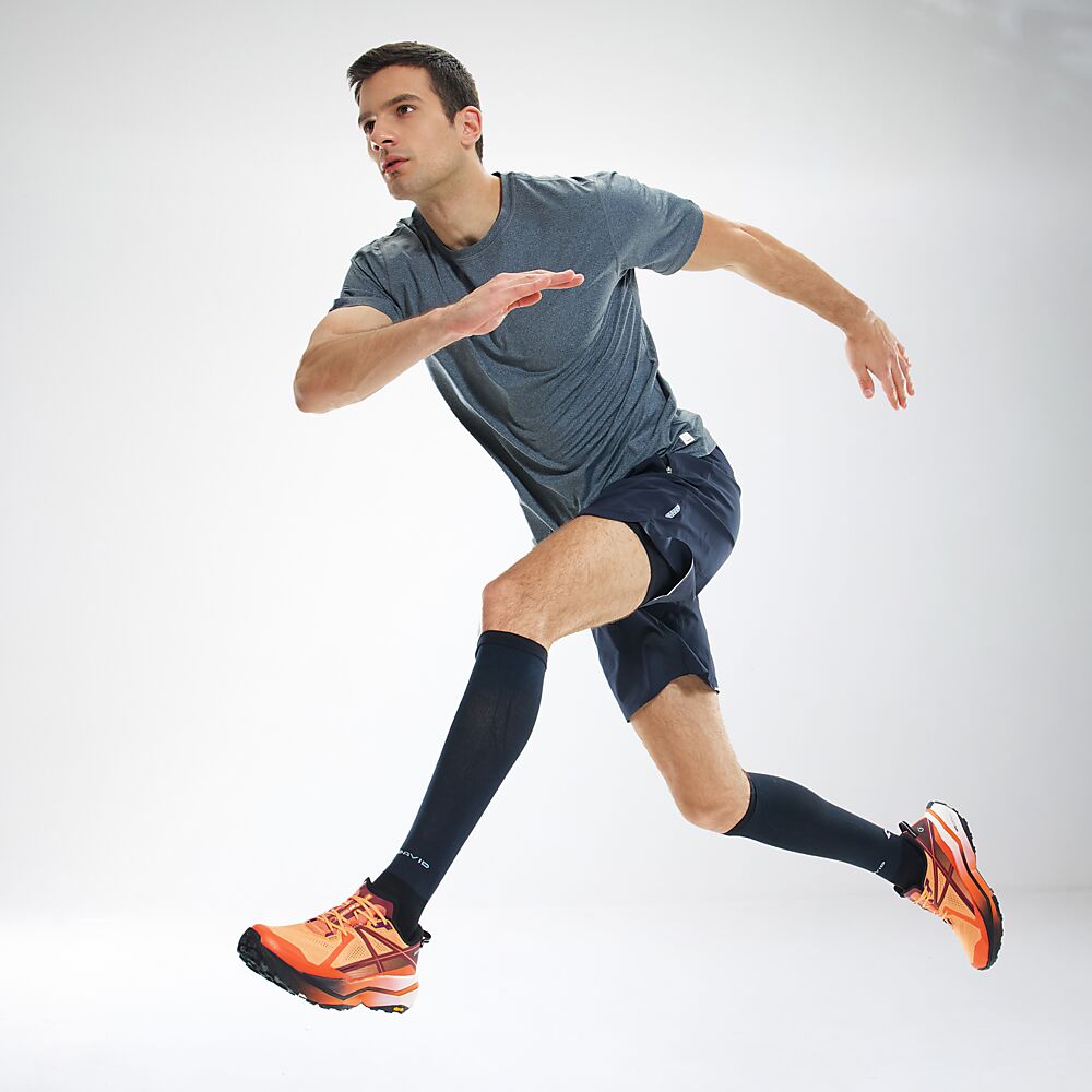 8831R-BK_Elite Recovery Compression Socks Black_Lifestyle5.png
