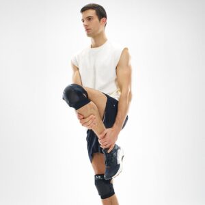 646R-BK_Volleyball Knee Pads Black_Lifestyle2.png