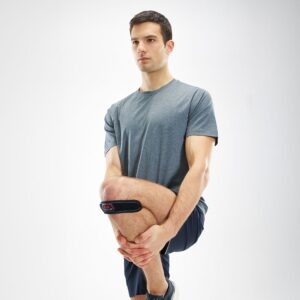 414R_Knee Strap Patella Black Regular_Lifestyle4.png