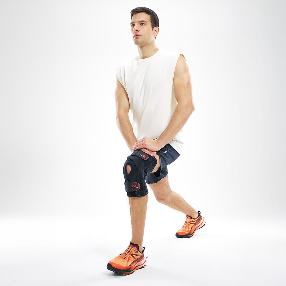 425R-BK_Knee Support With Stays And Cross Straps Black_Lifestyle3.png