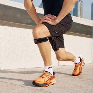414R_Knee Strap Patella Black Regular_Lifestyle3.png