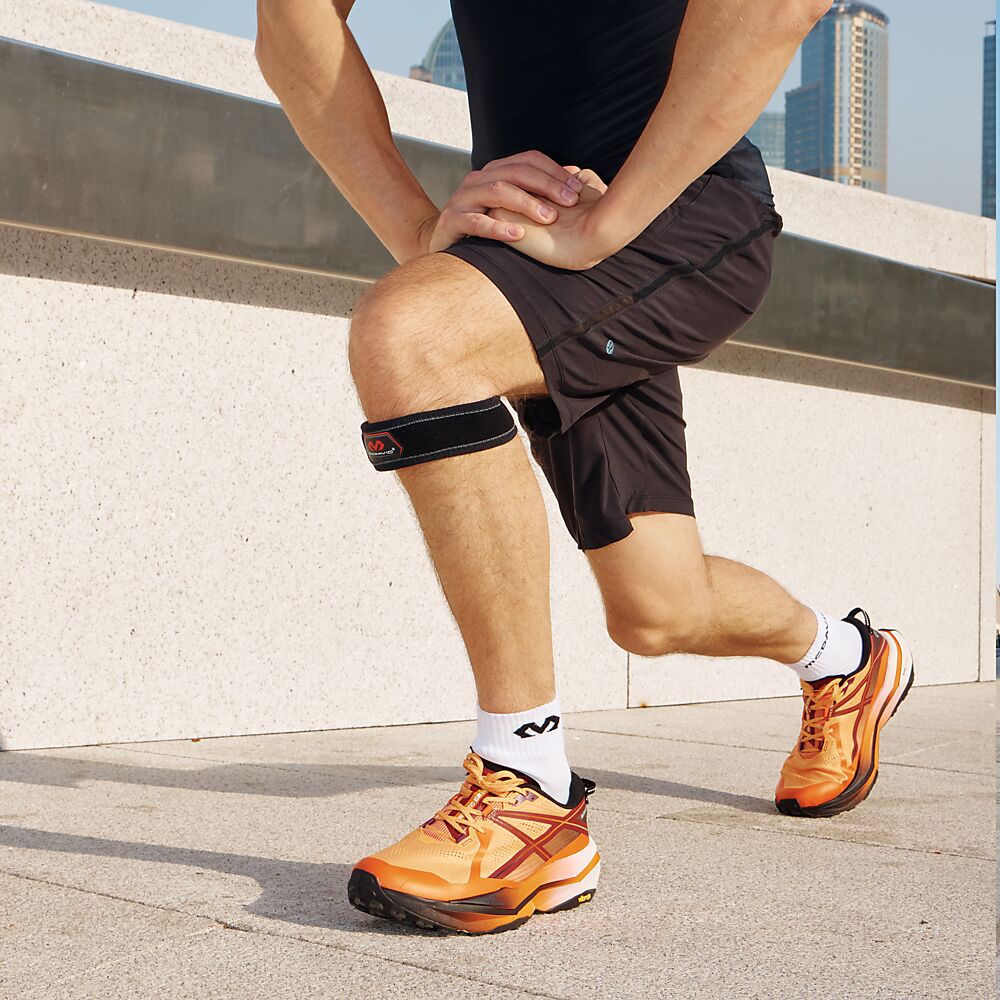 414R_Knee Strap Patella Black Regular_Lifestyle3.png