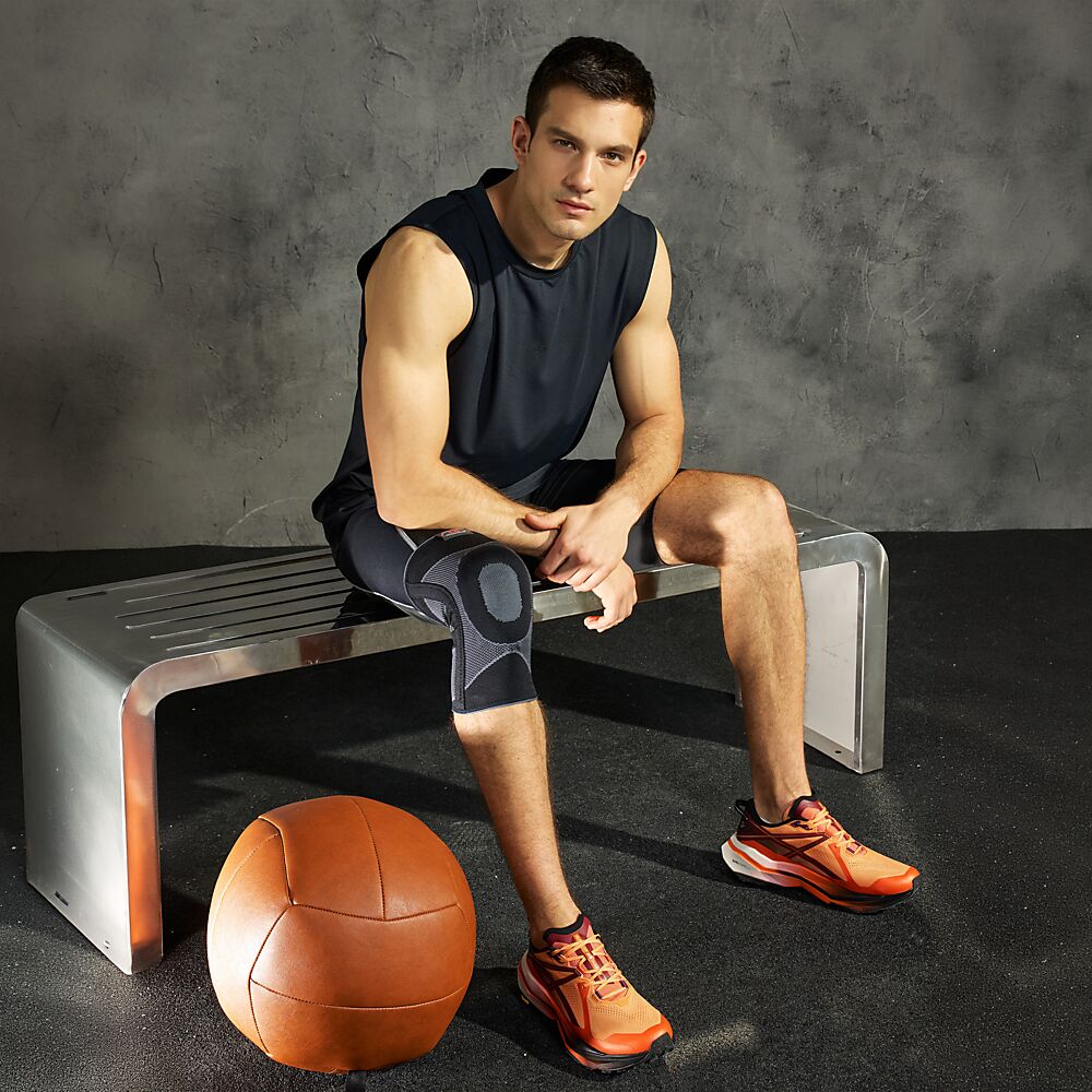 5116R-BK_Knee Sleeve 4-Way Elastic With Gel Buttress And Stays Black_Lifestyle9.png