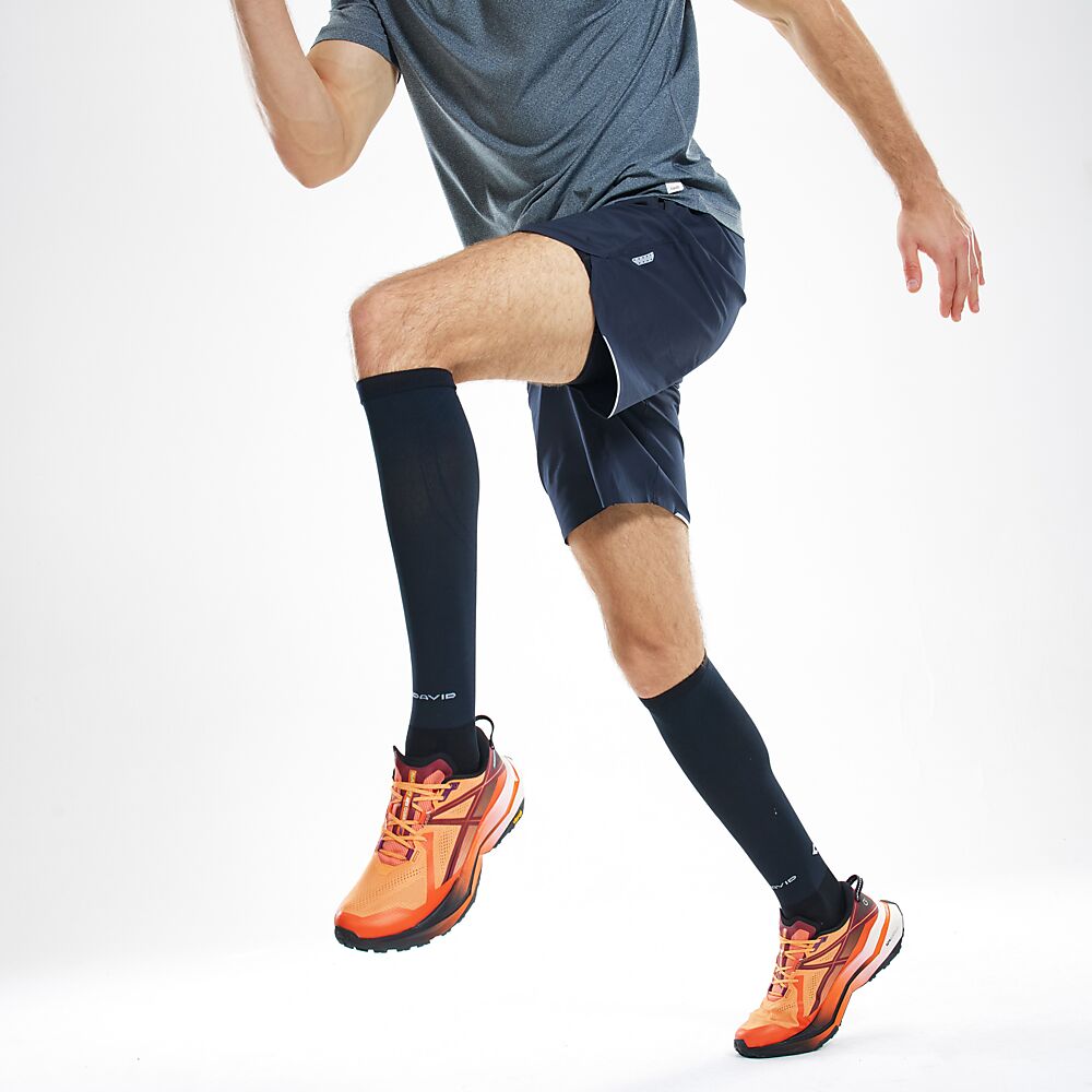 8831R-BK_Elite Recovery Compression Socks Black_Lifestyle4.png