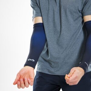 8837R-BKAB_Elite Compression Arm Sleeves Black Alt Blue_Lifestyle6.png