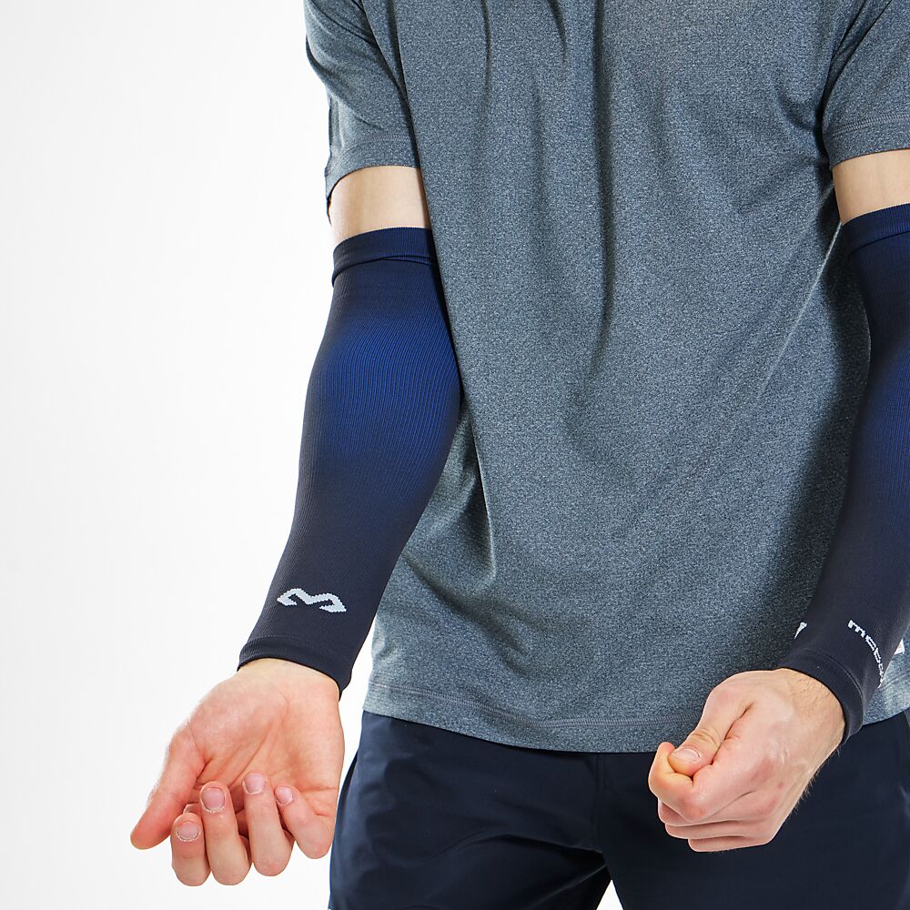 8837R-BKAB_Elite Compression Arm Sleeves Black Alt Blue_Lifestyle6.png