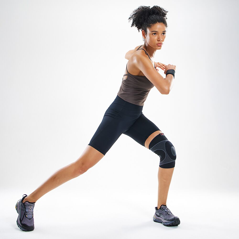 5125R-BK_Knee Sleeve 4-Way Elastic With Gel Buttress Black_Lifestyle8.png