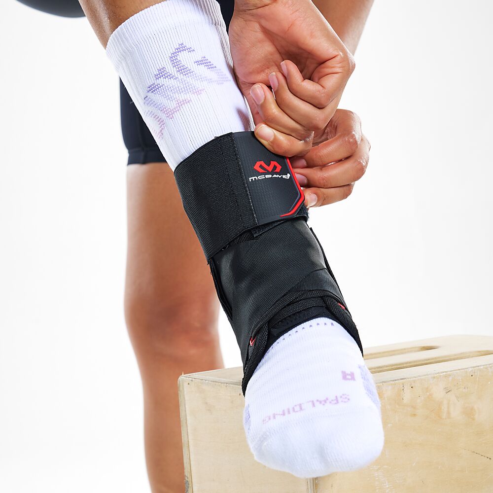 195R-BK_Ankle Brace With Straps Black_Lifestyle5.png
