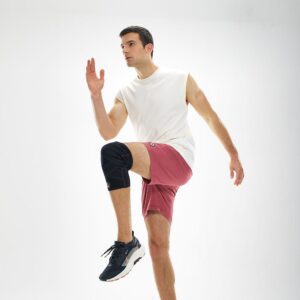 10620R-BK_Cross Compression Knee Sleeve Black_Lifestyle4.png
