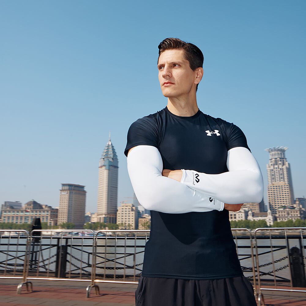 6566R-WH_Compression Arm Sleeve White_Lifestyle10.png