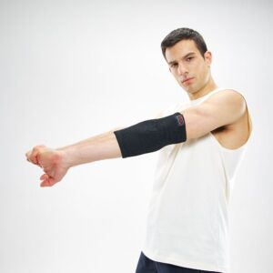 512R-BK_Elbow Sleeve Elastic Black_Lifestyle5.png