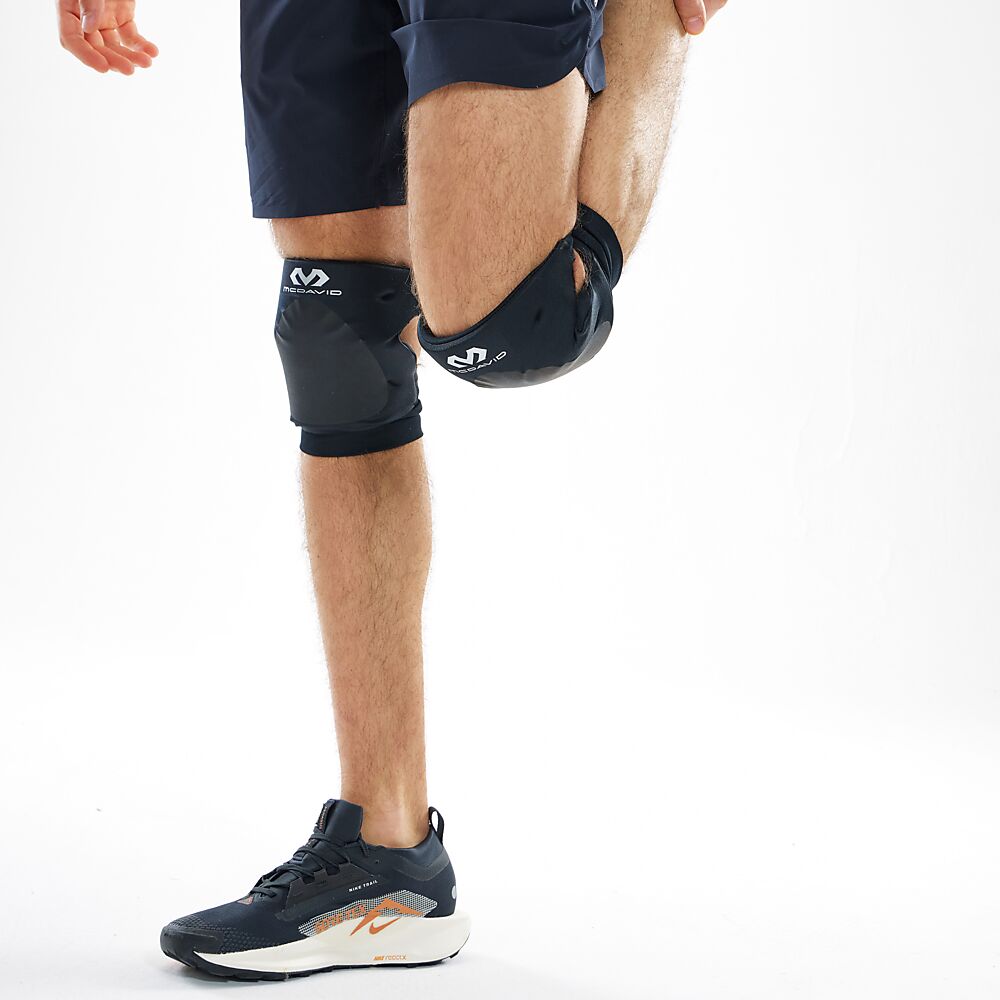 646R-BK_Volleyball Knee Pads Black_Lifestyle3.png