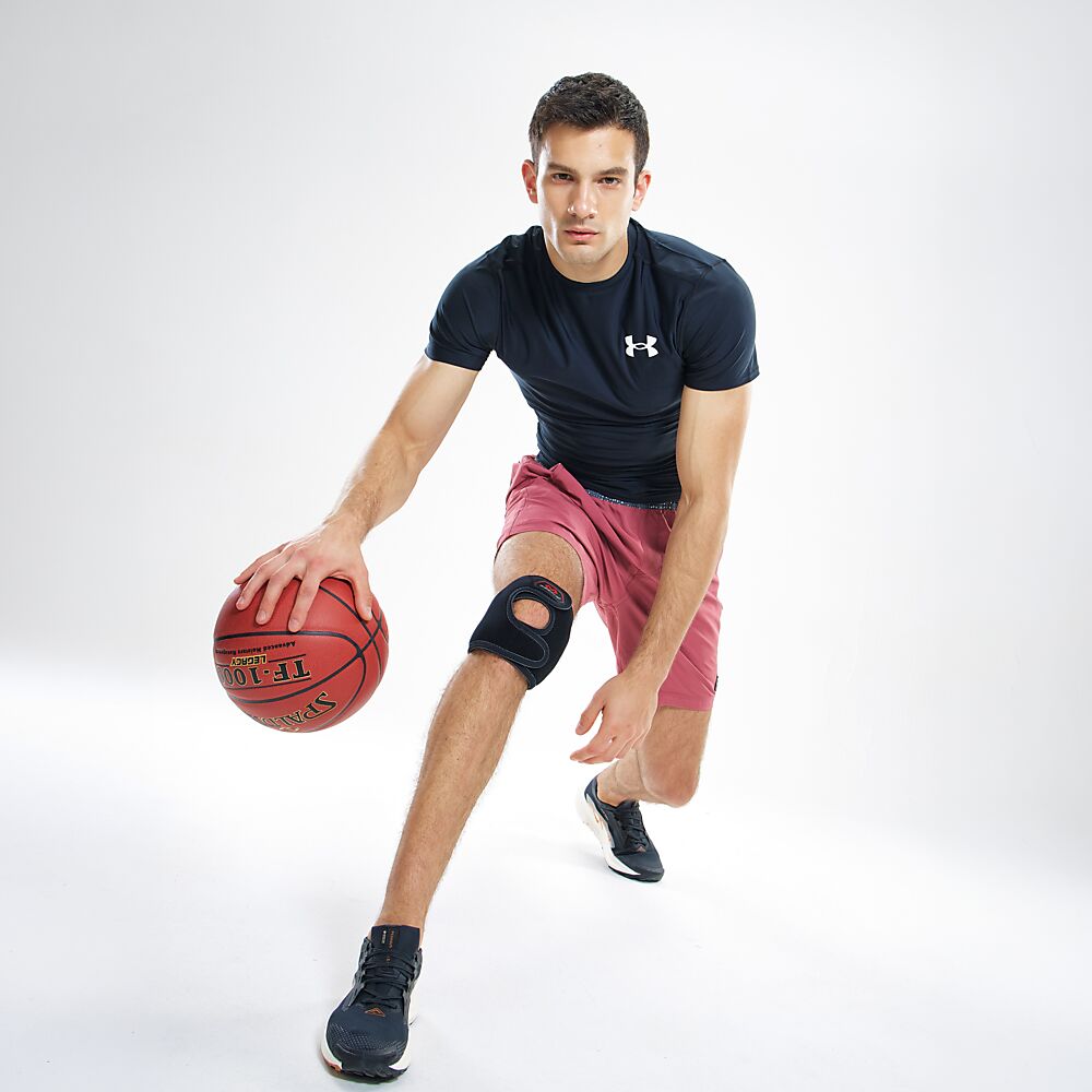 419R-BK_Knee Support Adjustable Black_Lifestyle6.png