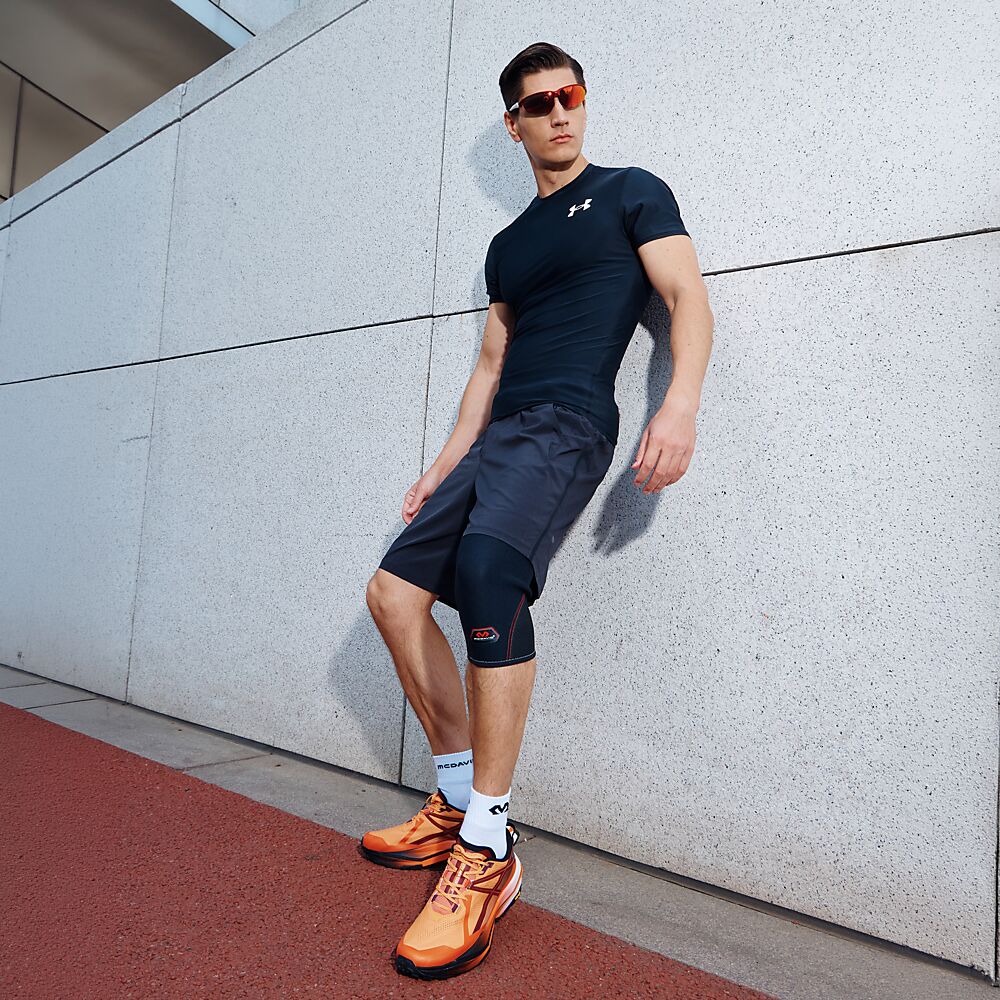 401R-BK_Knee Support Sleeve Black_Lifestyle6.png