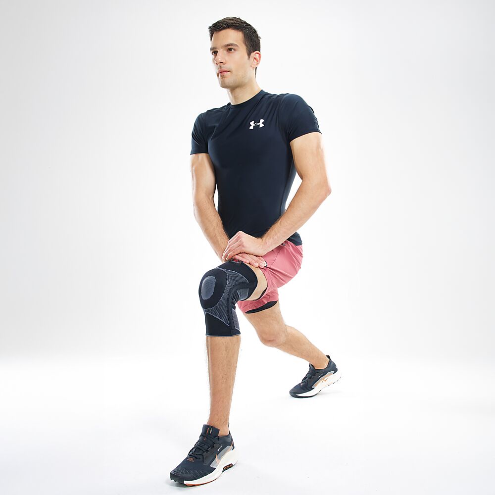 5116R-BK_Knee Sleeve 4-Way Elastic With Gel Buttress And Stays Black_Lifestyle8.png