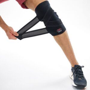 10620R-BK_Cross Compression Knee Sleeve Black_Lifestyle2.png
