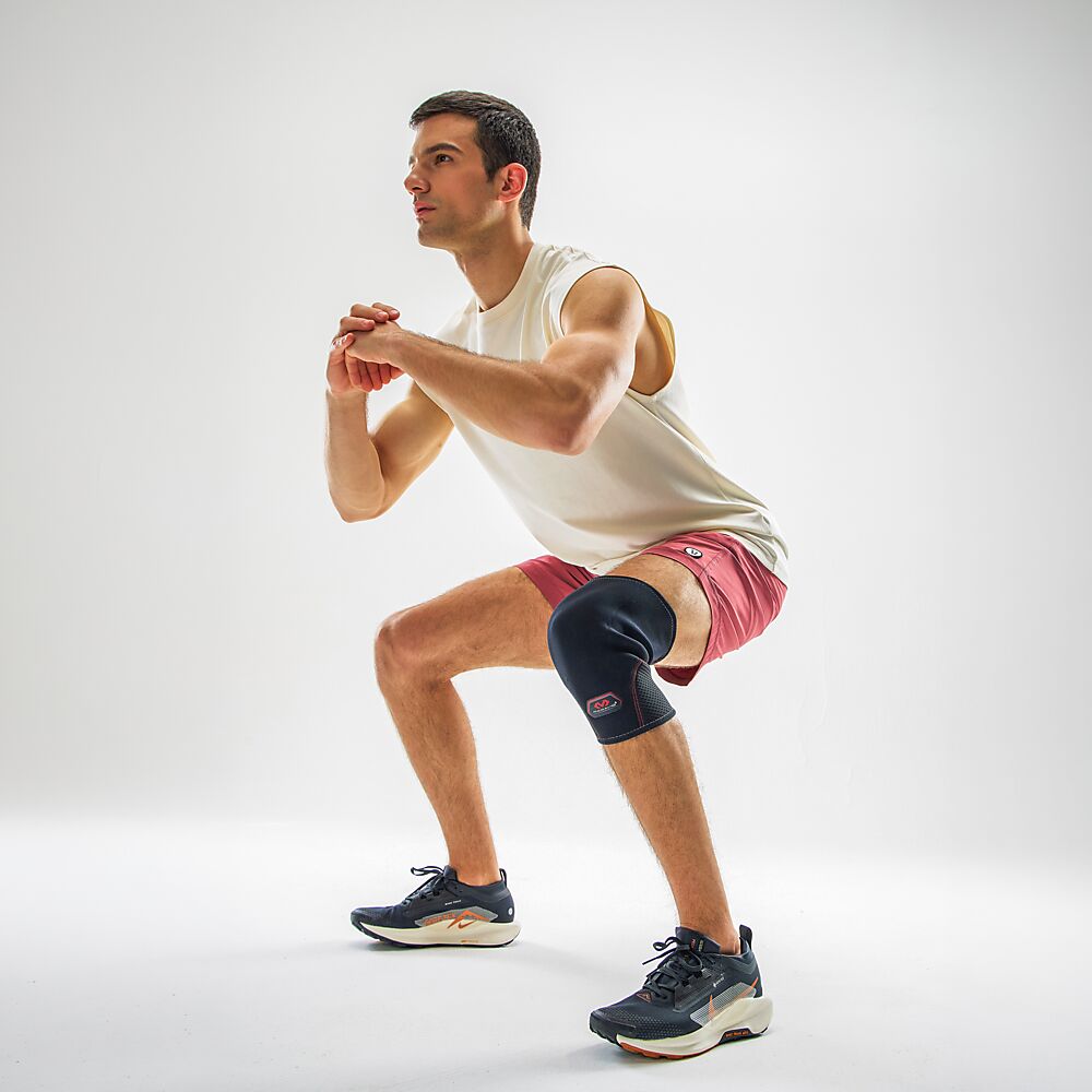 401R-BK_Knee Support Sleeve Black_Lifestyle3.png