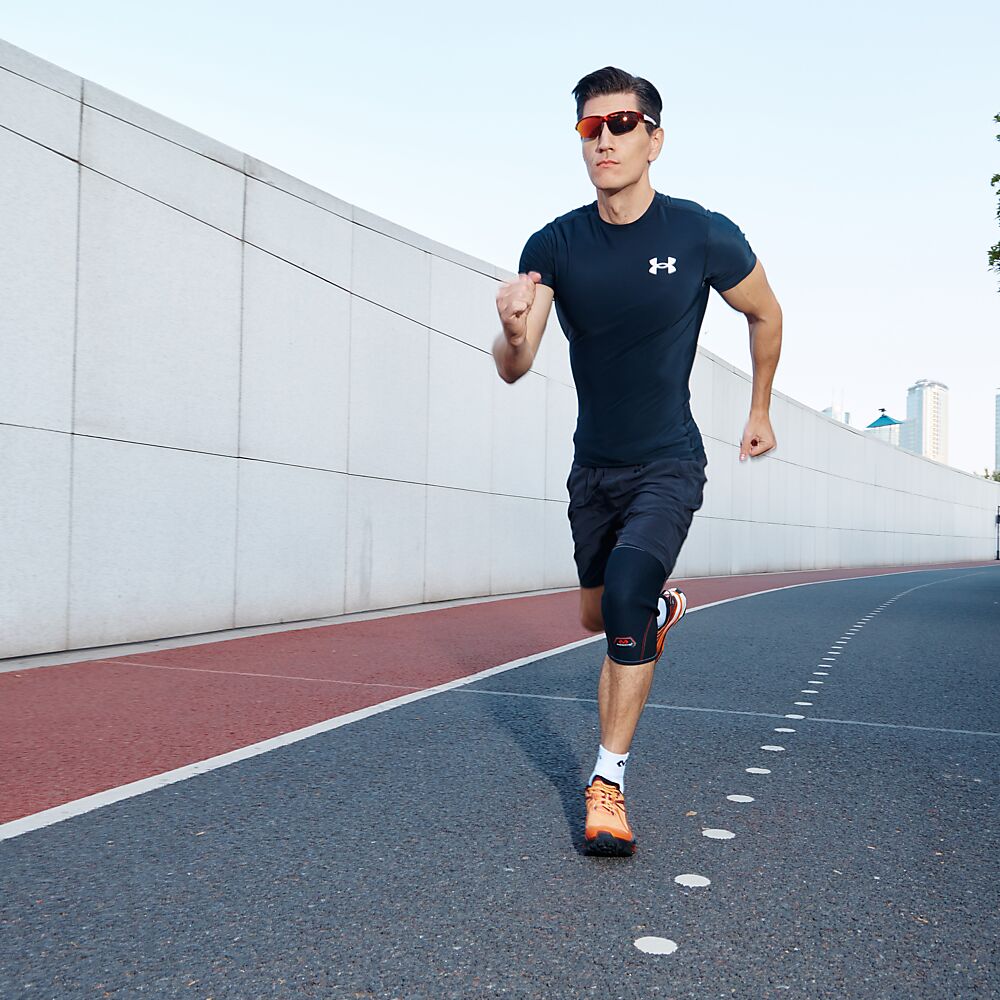 401R-BK_Knee Support Sleeve Black_Lifestyle5.png