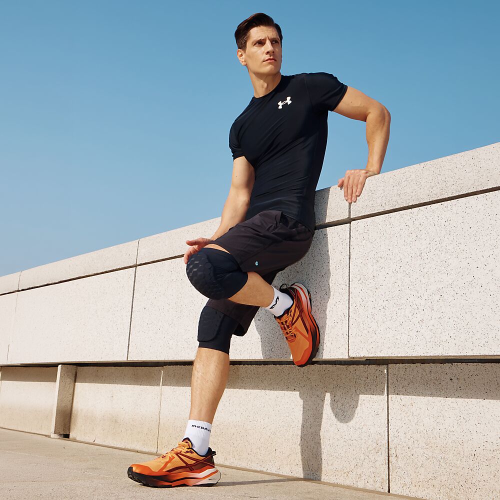 6440R-BK_Hex Knee Elbow Shin Sleeves Black_Lifestyle2.png