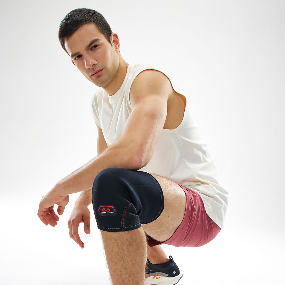 401R-BK_Knee Support Sleeve Black_Lifestyle1.png